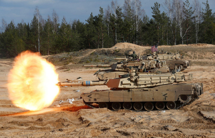 Xe tăng Leopard 2 của Đức và M1 Abrams của Mỹ. Ảnh: Reuters