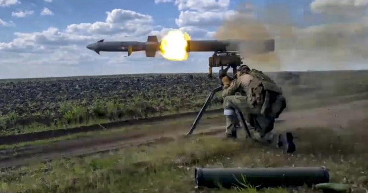 Binh sĩ Nga khai hỏa tên lửa chống tăng Kornet ở Ukraine. Ảnh: BQP Nga