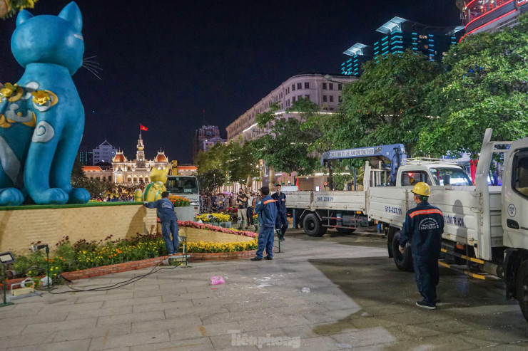 Phía bên trong đường hoa có gần 500 công nhân của công ty điện lực, công ty cây xanh chia nhau thành từng nhóm nhỏ dọn dẹp các tiểu cảnh.