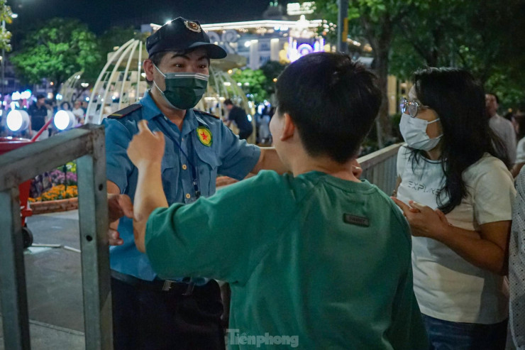  Đúng 21h, lực lượng bảo vệ của đường hoa   phát loa thông báo đến giờ đóng cửa. Bên ngoài, các khu vực ra vào đường hoa đều lần lượt được kéo rào chắn.  