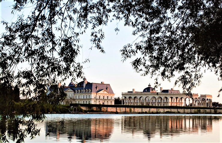 Château de Maisons-Laffitte là một lâu đài nổi tiếng ở Pháp và được người Trung Quốc nhái không sót chi tiết nào tại Bắc Kinh. Nơi này sử dụng làm một khách sạn sang trọng, có spa và bảo tàng rượu vang bên trong.
