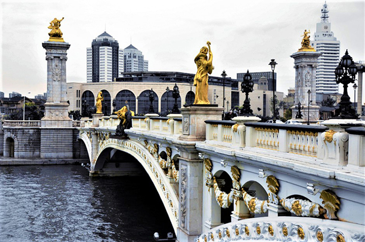 Cầu Alexandre III là cây cầu bắc qua sông Seine giữa quận 7 và quận 8 thành phố Paris, Pháp. Được công nhận di tích lịch sử, đây là một trong những cây cầu đẹp nhất thành phố. Bản sao của cây cầu vòm ở Paris này được xây dựng vào năm 1973 tại Thiên Tân.

