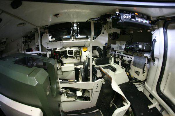 Buồng lái Leopard 2 có các thiết bị hiện đại. Ảnh: ITN