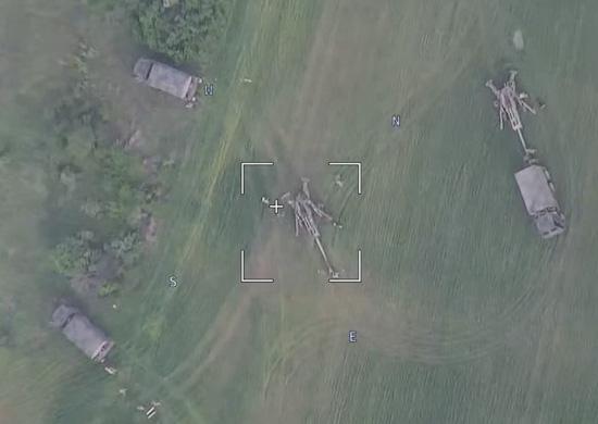 Hình ảnh pháo Ukraine bị UAV Nga nhắm mục tiêu. Ảnh: BQP Nga