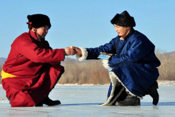 Vào đầu năm mới, đàn ông Mông Cổ luôn làm hành động này để may mắn đầy nhà