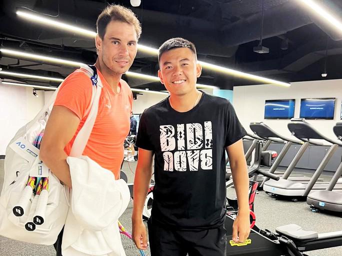 Lý Hoàng Nam chụp ảnh chung cùng "vua sân đất nện" Rafael Nadal tại Úc (Ảnh: FBNV)