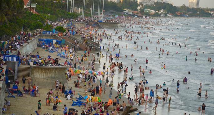 Rất đông người tắm nhưng bãi biển Vũng Tàu trong những ngày Tết luôn sạch sẽ