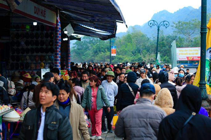 Hàng vạn người đổ về chùa Hương trong ngày khai hội.