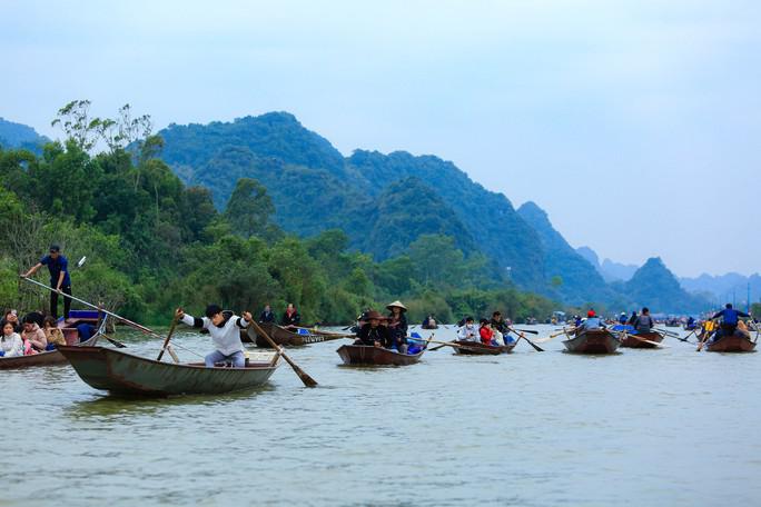 Theo ban tổ chức, giá vé vào cửa Khu di tích thắng cảnh Hương Sơn được niêm yết là 130.000 đồng (80.000 vé vào cửa và 50.000 phí đi đò).