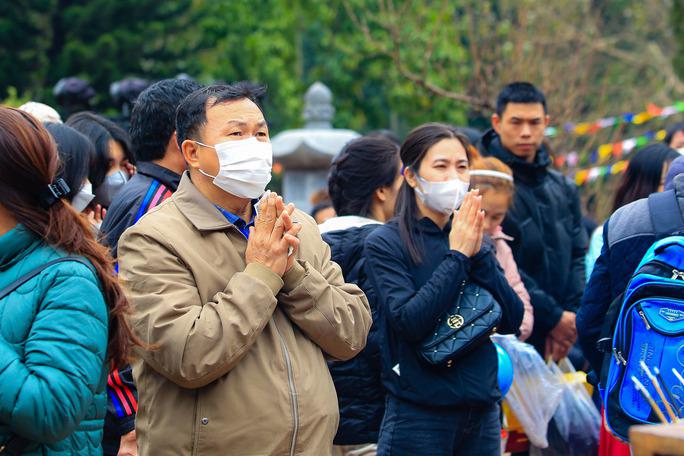 Người dân thành tâm cầu mong năm mới bình an và may mắn.