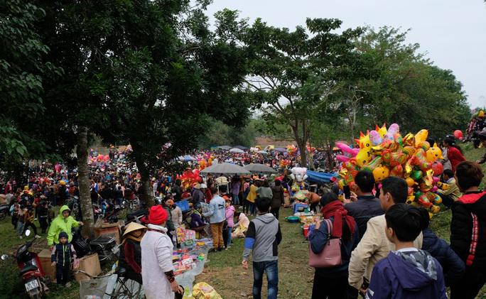 Chợ họp tại một bãi đất trống ven sông Hoàng giáp ranh giữa huyện Triệu Sơn và huyện Đông Sơn của tỉnh Thanh Hóa