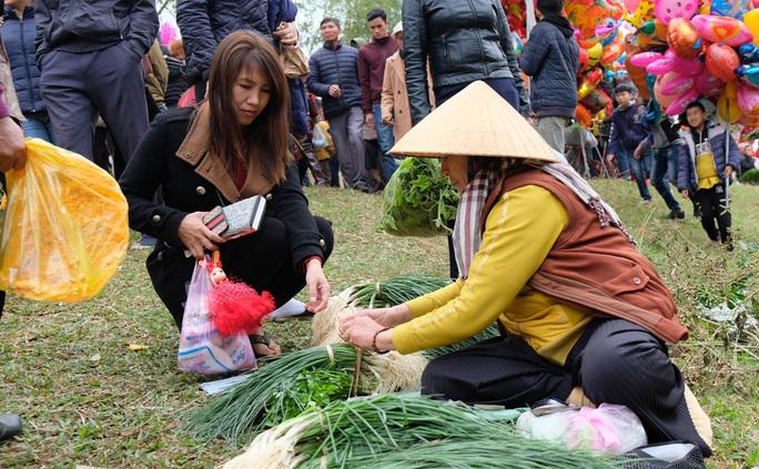 Người dân tới chợ mua các đồ "cây nhà lá vườn" của người dân địa phương