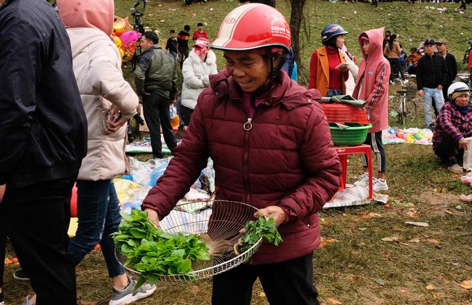 Cây giống được người dân mang tới chợ bán