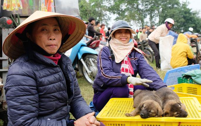 Theo quan niệm, tới chợ mua con, cây giống, ăn uống... sẽ gặp nhiều may mắn, bình an