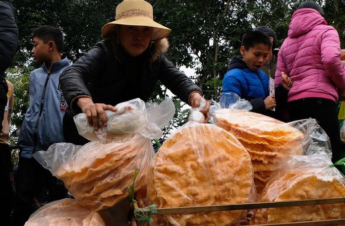 Bánh đa gấc cũng được ưa chuộng vì quan niệm ai mua sẽ gặp nhiều may mắn, đỏ cả năm