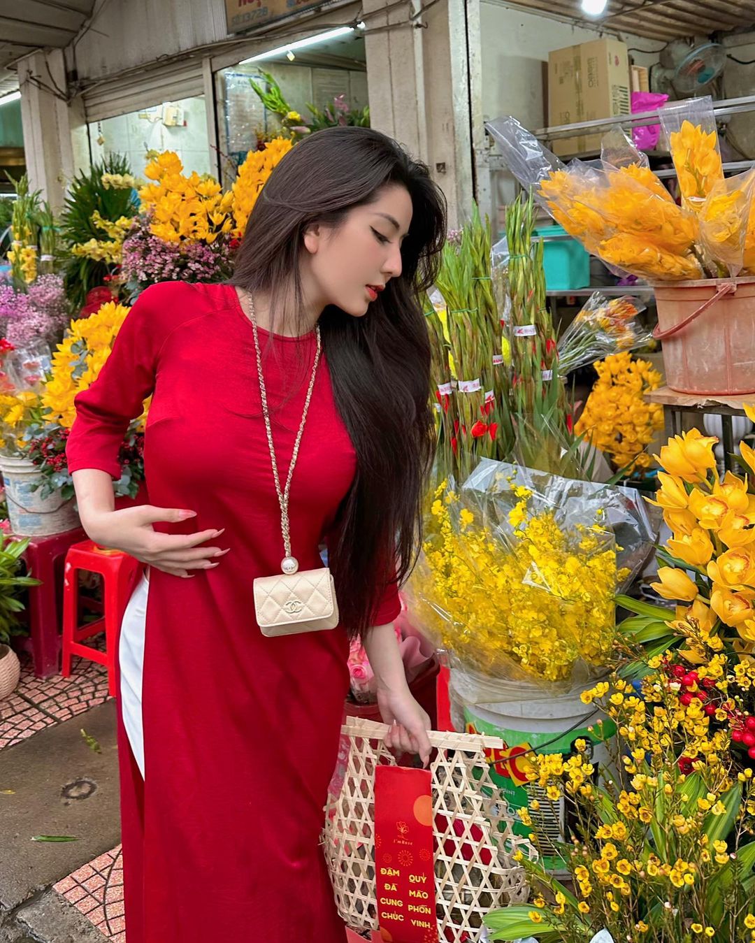 Trong dịp năm mới Quý Mão, Võ Ngọc Trân mặc&nbsp;áo dài truyền thống màu đỏ. Gam màu này thường được mọi người chọn với ý nghĩa mang lại may mắn.
