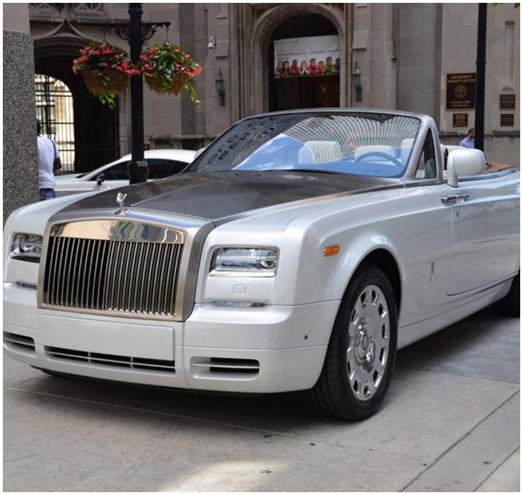 Rolls-Royce Phantom Drophead Coupé là phiên bản giới hạn chỉ có 6 chiếc ở Ấn Độ. Và người đàn ông giàu thứ 2 nước này đang sở hữu một trong số đó. Chiếc xế hộp này có giá 1,2 triệu USD.
