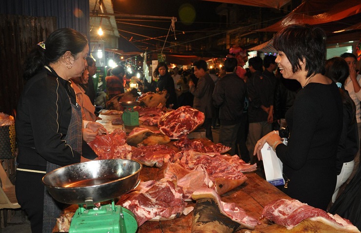 Thịt bò thịt bê cũng là món không thể thiếu tại phiên chợ này