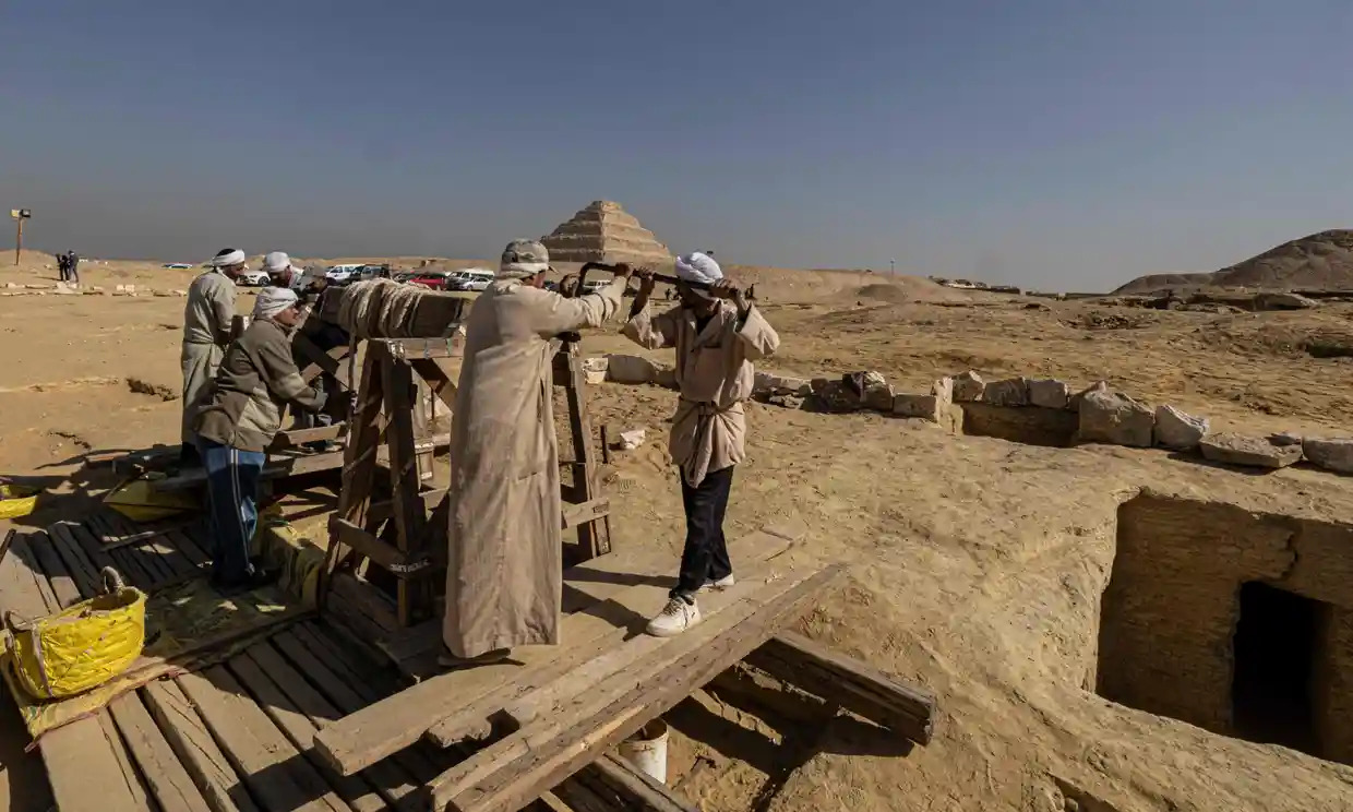 Nhóm khảo cổ làm việc lại khu khảo cổ Saqqara (ảnh: Reuters)