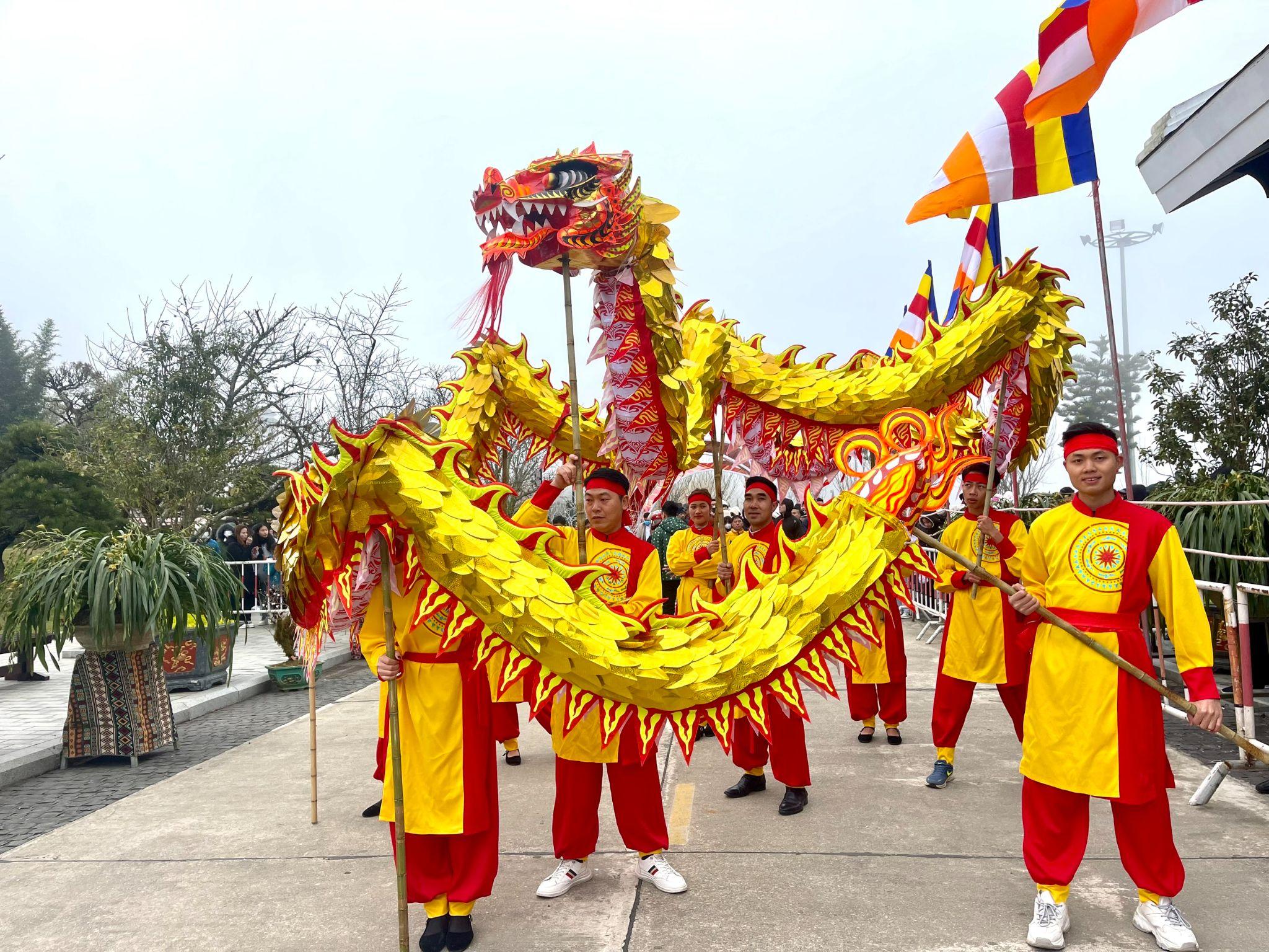 Rộn ràng không khí du xuân, cầu an nơi đỉnh thiêng Fansipan - 4