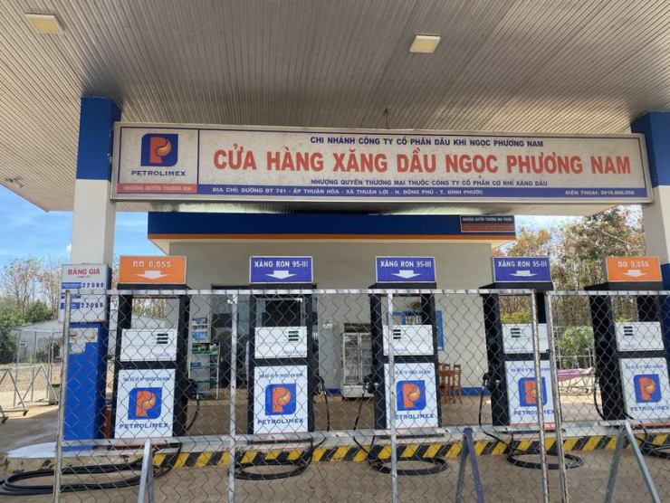 Một cửa hàng xăng dầu ở Bình Phước ngừng bán hàng khi chưa được cơ quan quản lý nhà nước có thẩm quyền chấp thuận bằng văn bản. Ảnh: QLTT Bình Phước