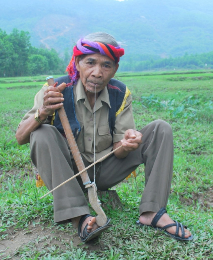 Già làng Nguyễn Văn Cần vừa chơi đàn H’roa.