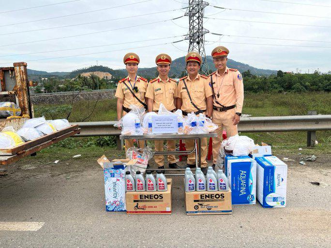 Lực lượng CSGT hỗ trợ thức ăn, nước uống, tặng nón bảo hiểm, nhớt xe máy cho người lao động xa quê tại Trạm Cửa ô Hòa Nhơn