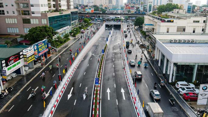 Cũng trên tuyến đường Vành đai 3, hầm chui Lê Văn Lương - Tố Hữu vừa được khánh thành và đưa vào sử dụng sau 2 năm thi công. Hầm chui Lê Văn Lương với thiết kế dài 475 m, trong đó phần hầm kín dài 95 m, hầm hở và gờ chắn dẫn vào hầm kín dài 380 m với 4 làn xe.