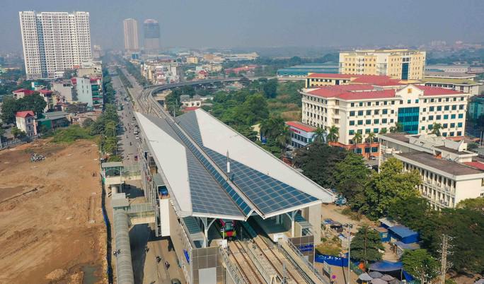 Ngày 5-12 vừa qua, đoạn trên cao 8,5 km từ Nhổn - Cầu Giấy được thành phố cùng chủ đầu tư kiểm tra, đánh giá chất lượng, chạy thử tích hợp toàn tuyến trong môi trường hạn chế, dự kiến đưa vào sử dụng phục vụ người dân Thủ đô đầu năm 2023, đồng thời tiếp tục thực hiện đoạn đi ngầm theo kế hoạch.