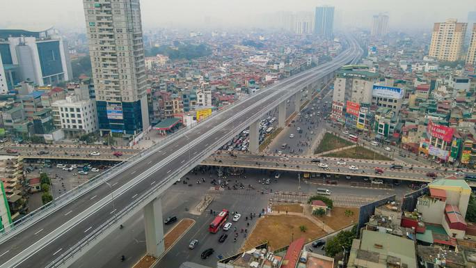 Sau hơn 4 năm thi công, tuyến đường Vành đai 2 trên cao đoạn từ Ngã Tư Sở tới cầu Vĩnh Tuy đã chính thức thông xe vào ngày 11-1 vừa qua. Dự án có chiều dài khoảng 5,1 km, quy mô 4 làn xe chạy với vận tốc cho phép 80 km/giờ.