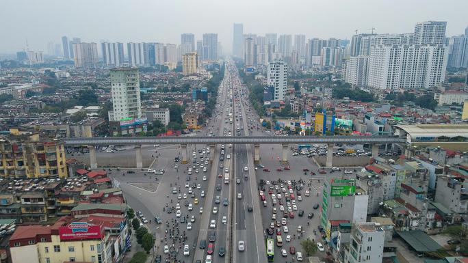 Cách không xa là hầm chui Thanh Xuân, tại ngã tư Nguyễn Trãi - Khuất Duy Tiến (quận Thanh Xuân) - Vành đai 3, hầm dài 980 m, chiều dài của phần hầm kín là 109 m được khởi công từ tháng 6-2014 chính thức thông xe ngày 8-1-2016 có tổng mức đầu tư 551 tỉ đồng với 4 làn xe chạy, mỗi làn rộng 3,5 m.