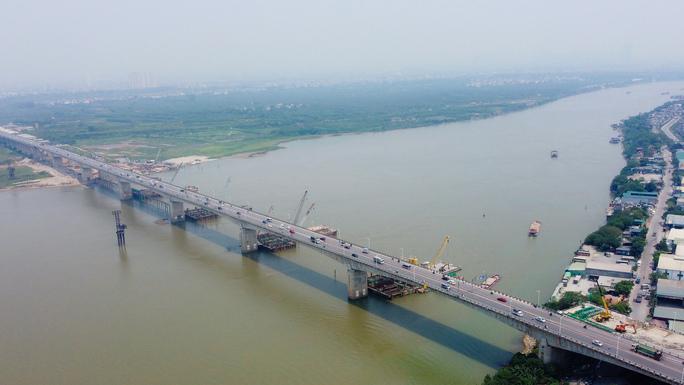 Cũng nằm trên trục Vành đai 2, Cầu Vĩnh Tuy 2 là một trong những công trình trọng điểm cấp bách của thành phố Hà Nội, dự kiến hoàn thành vào tháng 6 năm 2023 với tổng mức đầu tư hơn 2.500 tỉ đồng.