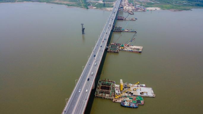 Sau khi hoàn thành giai đoạn 2, cầu Vĩnh Tuy với tổng chiều dài cầu và đường dẫn 3,47 km sẽ có 8 làn xe lưu thông theo hướng từ trung tâm thành phố Hà Nội sang Long Biên và ngược lại. Khi khớp nối với đường Vành đai 2 trên cao sẽ tạo thành trục giao thông hoàn chỉnh từ trung tâm thủ đô tới khu vực phía Bắc và Đông Bắc thành phố.