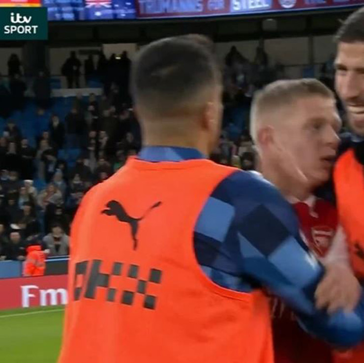 Dù được Cancelo ôm làm hòa nhưng Zinchenko vẫn vùng vằng nổi nóng