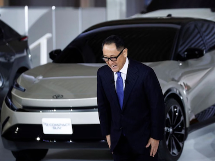 CEO Toyota từ chức vì áp lực phát triển ô tô điện.