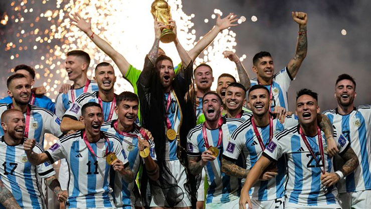 Messi và ĐT Argentina nâng cao cúp vàng World Cup 2022