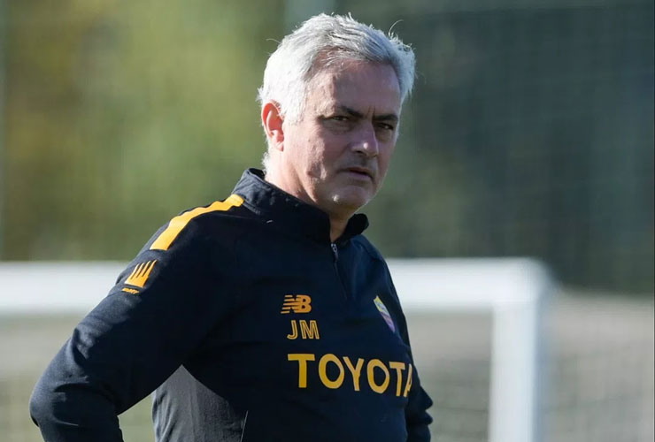 HLV Jose Mourinho đang&nbsp;bất mãn ở AS Roma do không được ban lãnh đạo cấp đủ tiền mua sắm cầu thủ và nuôi chí trở lại Premier League mùa sau