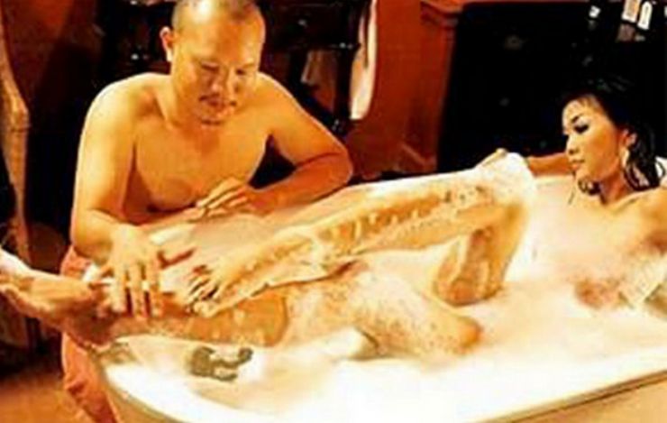 Tham gia "Những cô gái chân dài", Thanh Hằng có dịp khoe đôi chân dài trong phân cảnh tắm bồn.&nbsp;
