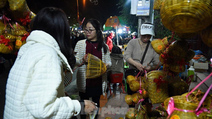 Tại phiên chợ, các sản phẩm được bày bán ở đây chủ yếu là các loại công cụ nông nghiệp, các loại cây trồng, đồ đồng, đồ đá, đồ cổ, đồ cũ… với đa dạng chủng loại, chất lượng cũng như giá cả.