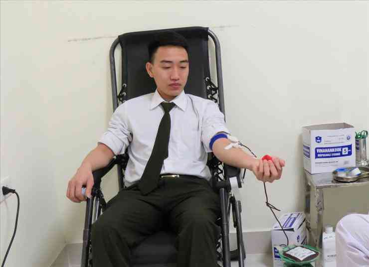 &nbsp;Trung úy Đặng Hữu Tuấn hiến máu cứu cháu Huy qua cơn nguy kịch.