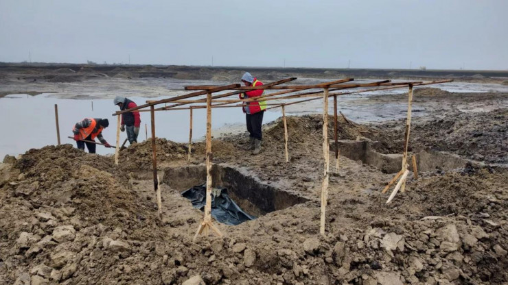 Các nhà khảo cổ đang làm việc tại mộ phần "hoàng tử chiến binh" - Ảnh: CNAIR/Vasile Pârvan Institute of Archeology