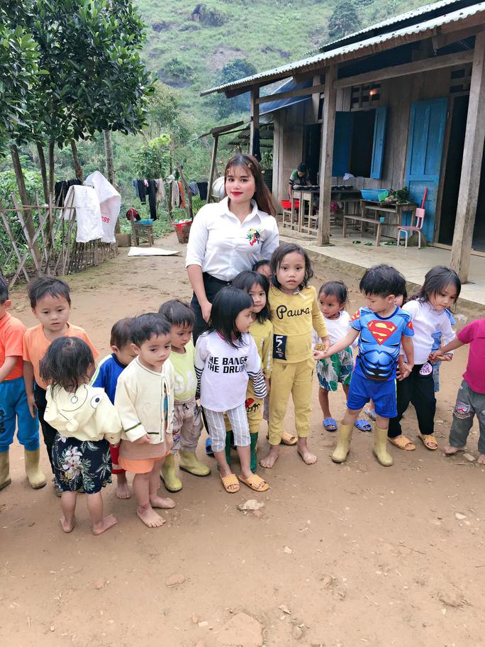 Cô Nguyễn Thị Tý cùng các học sinh ở Nóc Ông Bình