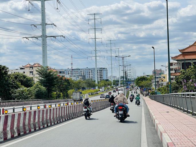 Cầu Bình Lợi hướng về sân bay Tân Sơn Nhất.