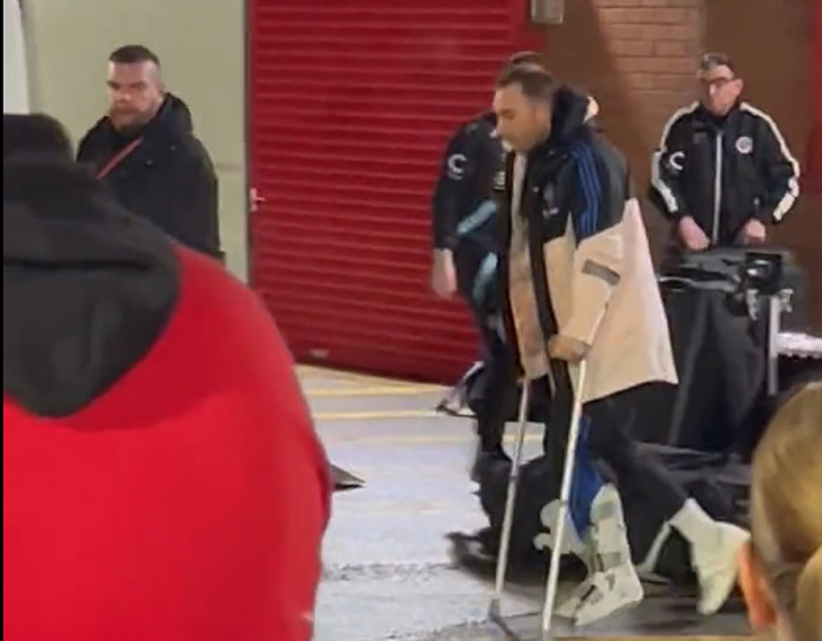 Eriksen rời sân vận động với sự trợ giúp của đôi nạng