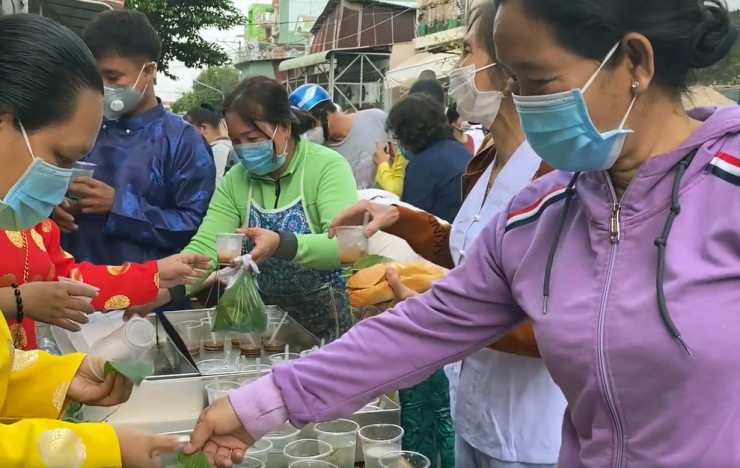 Tham gia phiên chợ, người bán lẫn người mua cảm thấy vui và háo hức.&nbsp;