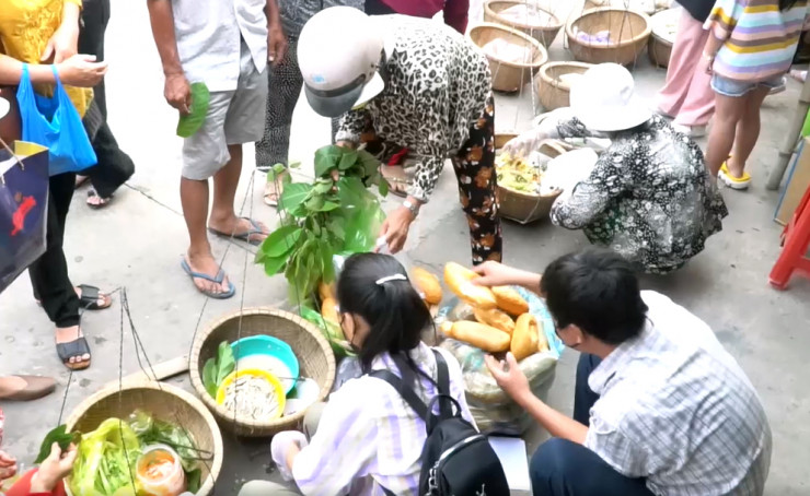 Có người mang sẵn rất nhiều lá để mua đồ ăn tại chợ.