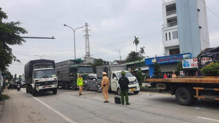 Sau khi xảy ra tai nạn, các phương tiện lưu thông ở làn đường bên trong.