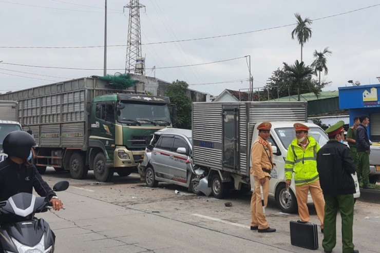 Vụ tai nạn liên hoàn giữa năm ô tô xảy ra tại nút giao giữa Quốc lộ 1 với đường Lê Trung Đình.
