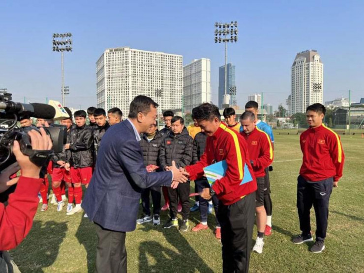 HLV Hoàng Anh Tuấn và đội trẻ U-20 nhận lời chúc đầu năm từ chủ tịch VFF. Ảnh: VFF