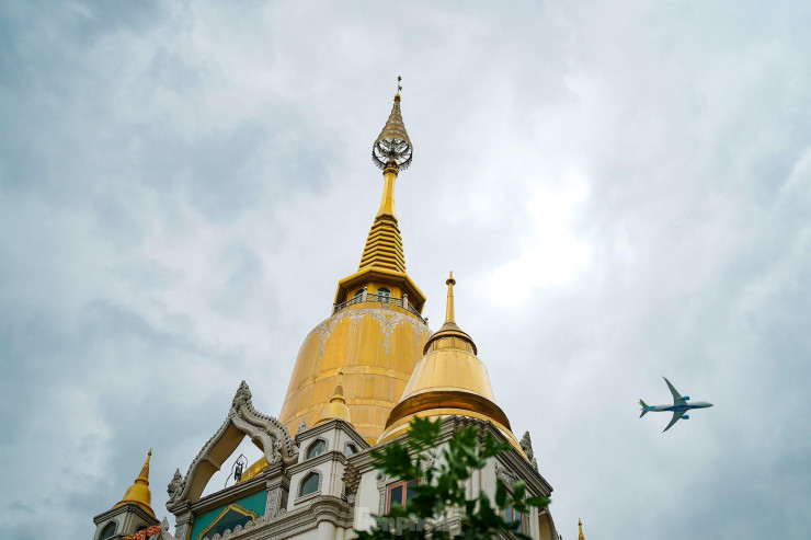 Ngôi chùa nằm trên hành lang hạ cánh của sân bay Tân Sơn Nhất. Du khách viếng chùa dễ dàng thu vào ống kính hình ảnh kiến trúc độc đáo của ngôi chùa cùng chiếc máy bay có kích thước khá lớn trên bầu trời.